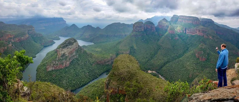 Panorama van de Blyderivierspoort in Zuid-Afrika, een man kijkt uit over de kloof