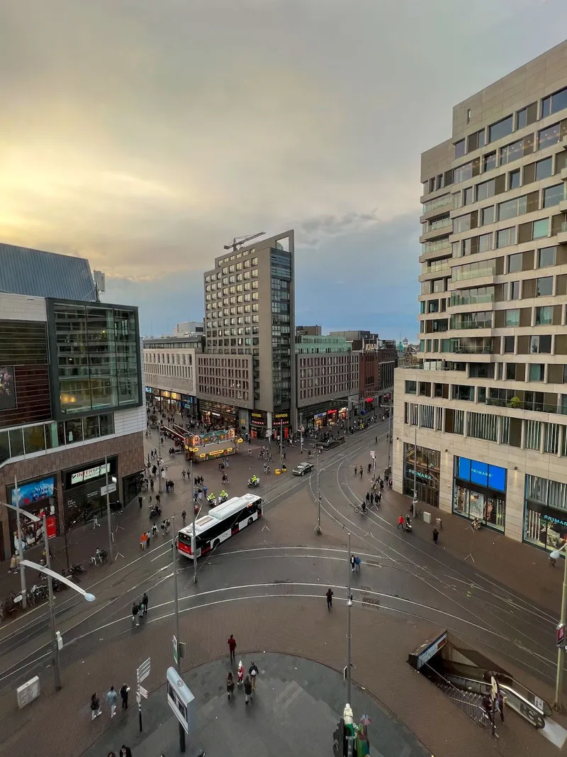 Plein bij de Grote Marktstraat in Den Haag van bovenaf, met mensen en een tram