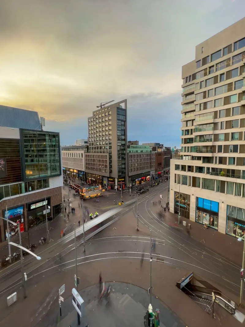 Hetzelfde plein met een lange sluitertijd: mensen en de tram zijn zachte strepen geworden