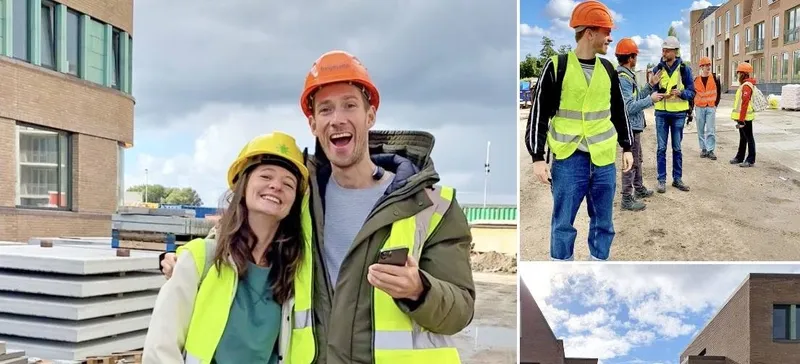 Twee medewerkers van Architectuur MAKEN met bouwhelm op de bouwplaats, met een smartphone