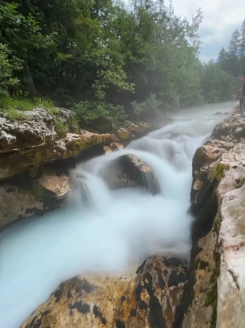 Dezelfde waterval met een lange sluitertijd, het water is zijdezacht